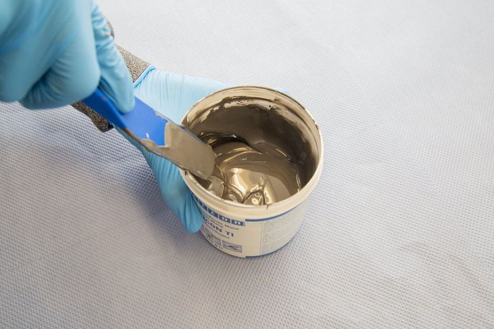 WEICON UW mineral-filled epoxy resin system for repairs and moulding on wet surfaces